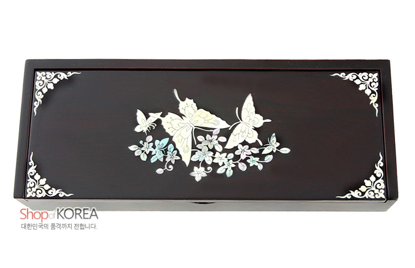 [텍스트: Shop of KOREA 대한민국의 품격까지 전합니다.] 짙은 흑색 옻칠 목재 바탕에 자개 상감 기법으로 표현된 나비와 꽃 문양, 모서리 장식이 돋보이는 직사각 자동함 디자인