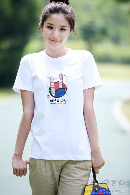 [텍스트: 대한민국 KOREAN TOTEM POLE] 흰색 면 티셔츠 중앙 장승 형상과 태극 문양을 3D 발포 프린트로 표현한 컬러 그래픽 디자인 이미지