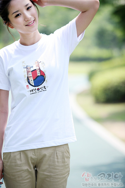 [텍스트: 대한민국, Korean Style Folk] 흰색 면 티셔츠 중앙 장승 형상과 태극 문양을 3D 입체 발포프린트로 표현한 그래픽 디자인 모습