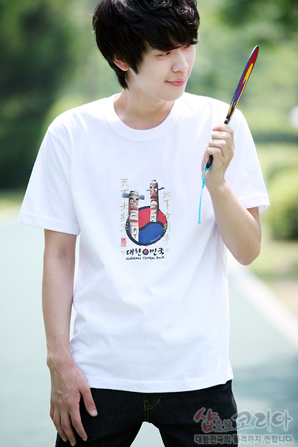 [텍스트: 天下大將軍 地下女將軍 대한민국 KOREAN TOTEM POLE] 흰색 면 티셔츠 전면에 장승 형상과 태극 문양을 컬러 인쇄한 3D 입체 그래픽 디자인