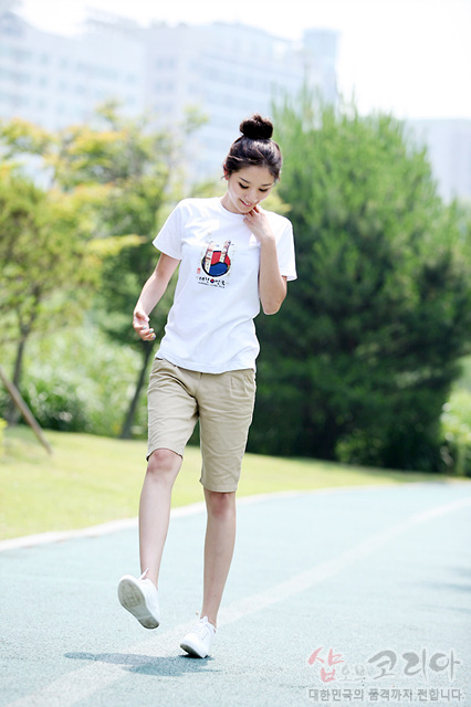 [텍스트: shop of Korea] 흰색 면 티셔츠 중앙 장승 형상과 태극 문양의 컬러 3D 입체 그래픽이 배치된 캐주얼 반팔 디자인 이미지