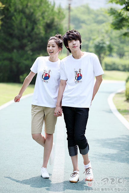 [텍스트: KOREA] 흰색 면 티셔츠 중앙에 장승 형상과 붉은·푸른 태극 문양을 3D 발포 프린트로 표현한 캐주얼 커플 티셔츠 디자인