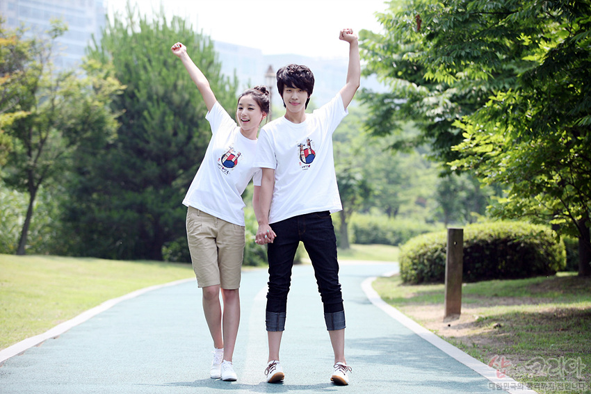 [텍스트: KOREA] 흰색 면 티셔츠에 장승 형상과 태극 문양을 컬러 인쇄한 3D 입체 그래픽 전통무늬 디자인 연출 이미지