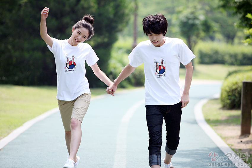 [텍스트: KOREA] 흰색 면 티셔츠에 장승 형상과 적·청 태극 문양을 3D 발포 프린트로 표현한 캐주얼 반팔 디자인