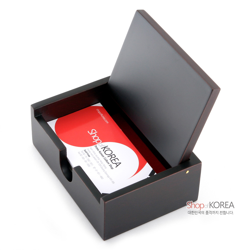 [텍스트: Shop of KOREA 대한민국의 품격까지 전합니다.] 짙은 갈색 옻칠 마감의 직사각 목재 자동 명함함, 미세한 황동 장식 포인트가 더해진 심플한 디자인