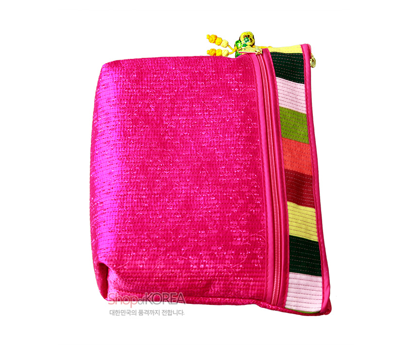 [텍스트: ShopKOREA 대한민국의 품격까지 전합니다.] 진분홍 누비 비단 재질의 파우치 지갑, 옆면 전통 색동무늬 천과 상단 노랑 매듭 장식 지퍼 포인트 디자인
