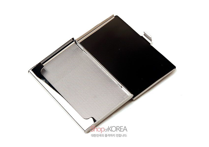 [텍스트: Shop of KOREA 대한민국의 품격까지 전합니다.] 은은한 광택의 실버 메탈과 블랙 색상이 대비되는 심플한 금속 명함케이스 디자인