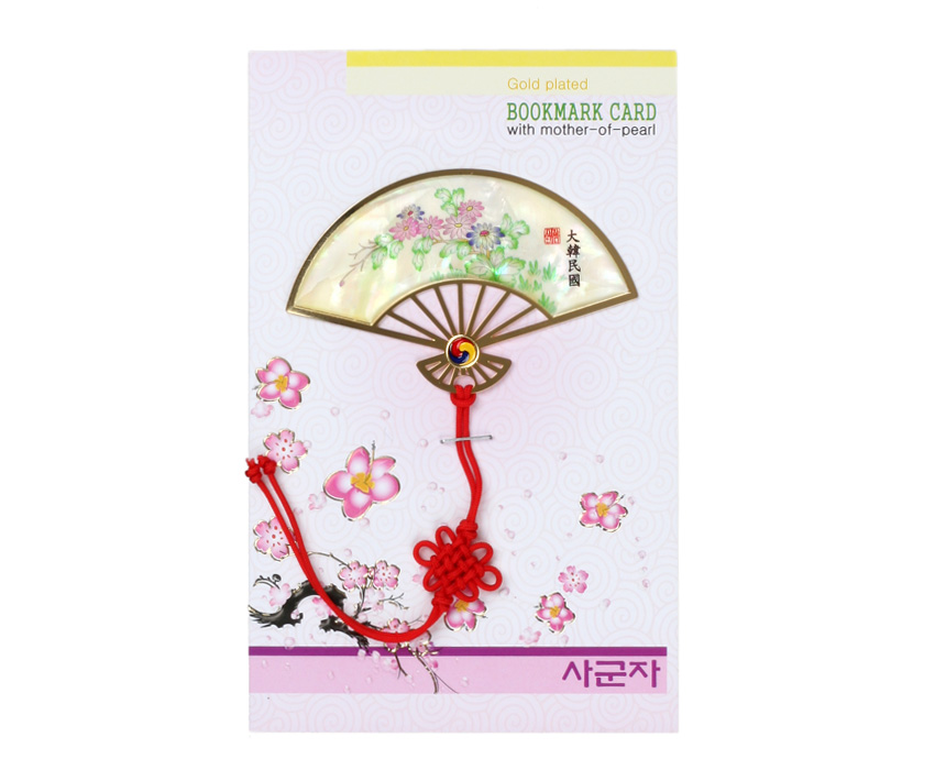 [텍스트: Gold plated BOOKMARK CARD with mother-of-pearl, 大韓民國, 사군자] 자개 상감 국화와 꽃무늬를 금속 부채 형식으로 장식하고, 태극 문양과 붉은 전통 매듭 끈을 더한 카드형 책갈피 디자인