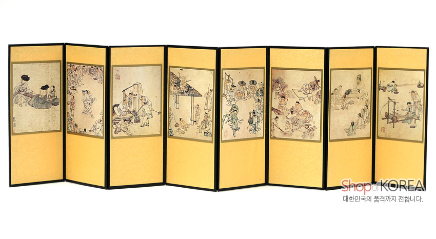 [텍스트: Shop KOREA, 대한민국의 품격까지 전합니다.] 황금빛 비단 추정 바탕 위에 김홍도 풍속도 인쇄, 검은색 테두리와 여백 대비가 돋보이는 8폭 미니 병풍형 인테리어 소품