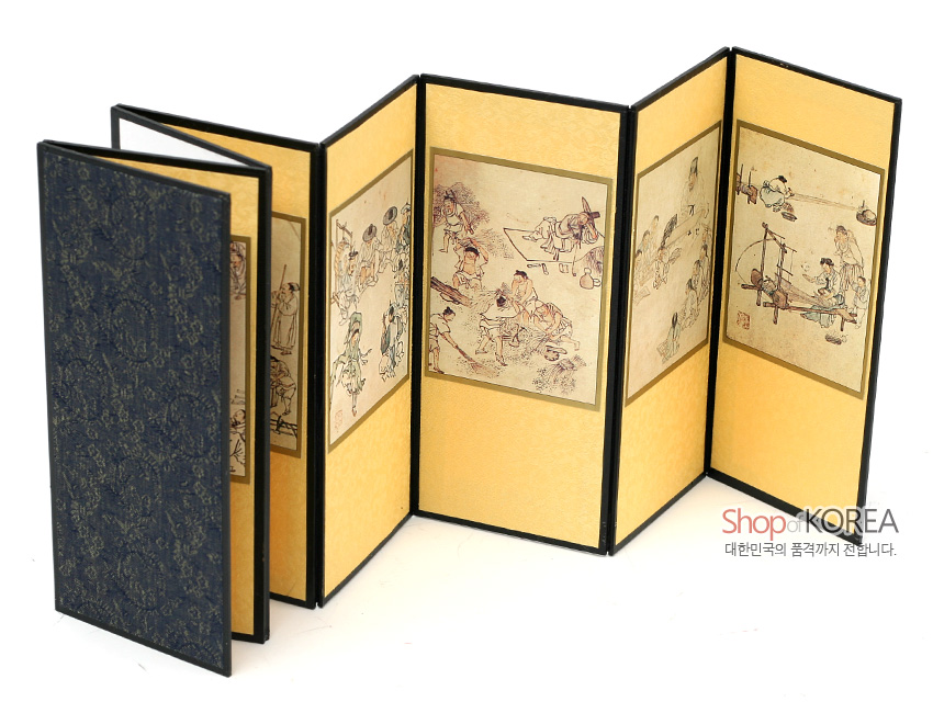 [텍스트: Shop of KOREA 대한민국의 품격까지 전합니다.] 비단 느낌 황금 바탕에 김홍도 풍속도 인쇄, 검은 테두리와 남색 전통 문양 천 표지로 마감한 8폭 미니 병풍 디자인