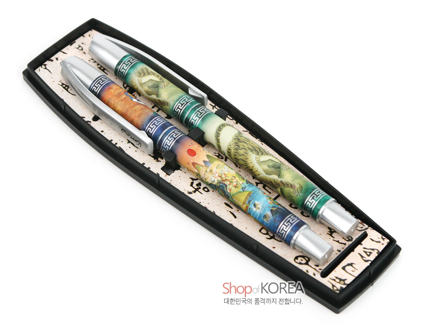 [텍스트: Shop of KOREA 대한민국의 품격까지 전합니다.] 금속 바디에 전통 십장생도와 작호도, 산수화 민화를 다채로운 색감으로 인쇄한 볼펜 2종 세트 이미지 설명