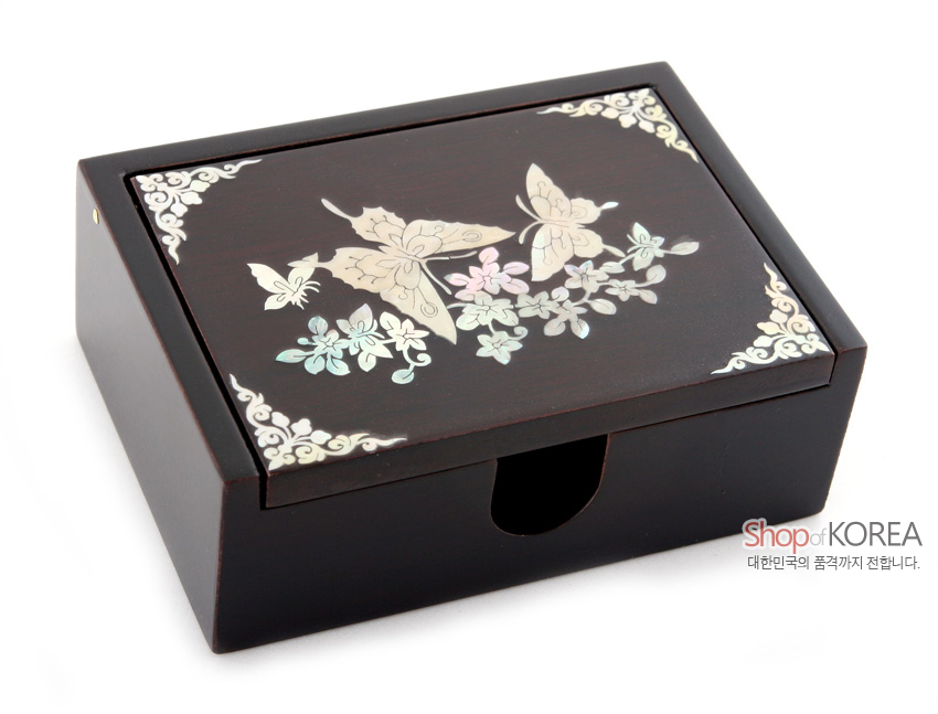[텍스트: Shop of KOREA, 대한민국의 품격까지 전합니다.] 흑색 옻칠 목재함 위에 자개 상감 기법으로 나비와 꽃, 모서리 연화문을 섬세하게 장식한 직사각 자동함 모습