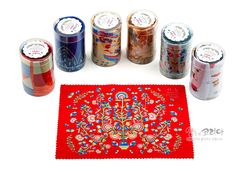 [텍스트: KOREAN traditional] 선명한 빨강 극세사 천 위에 파랑·초록·노랑 색실로 수놓은 전통 꽃나무 문양 안경닦이와 원통형 패턴 패키지 구성 이미지