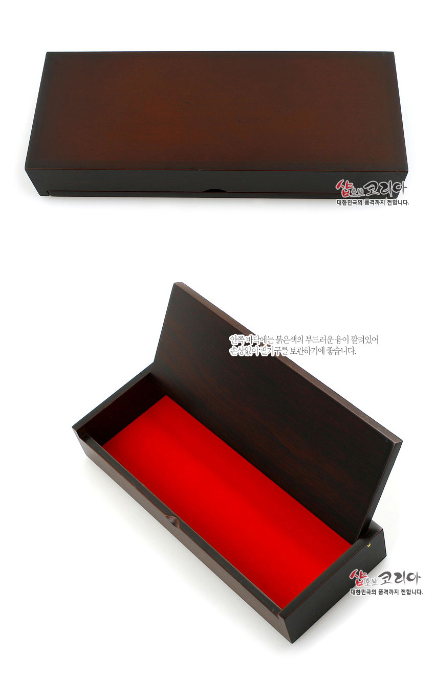 [텍스트: 샵오브코리아 대한민국의 품격까지 전합니다 / 안쪽 바닥에는 붉은색의 부드러운 융이 깔려있어 손상되기 쉬운 귀중품을 보관하기에 좋습니다.] 짙은 갈색 우드톤 외관과 내부 붉은색 융 마감이 대비되는 직사각형 자동함 디자인