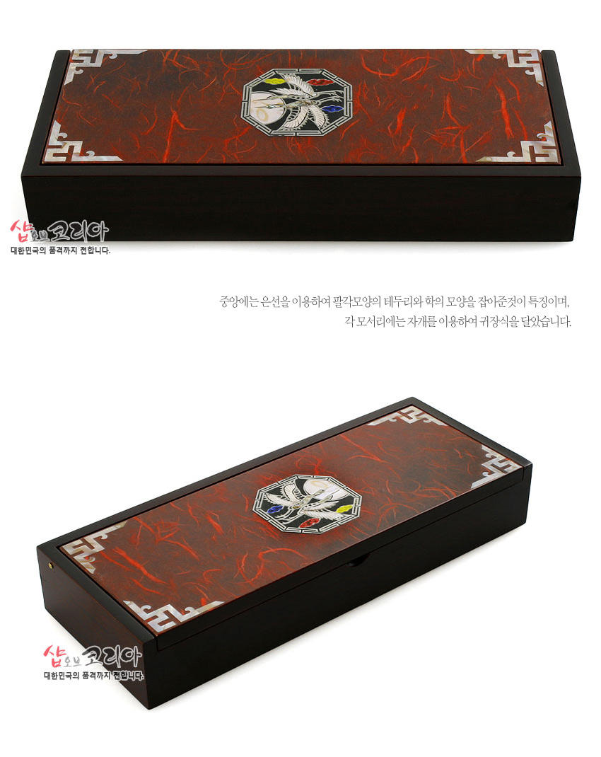[텍스트: 샵오브코리아 대한민국의 품격까지 전합니다.] 붉은 한지 질감 위 팔각 자개 운학 상감과 은색 금속 모서리 문양이 장식된 직사각 자동함 디자인