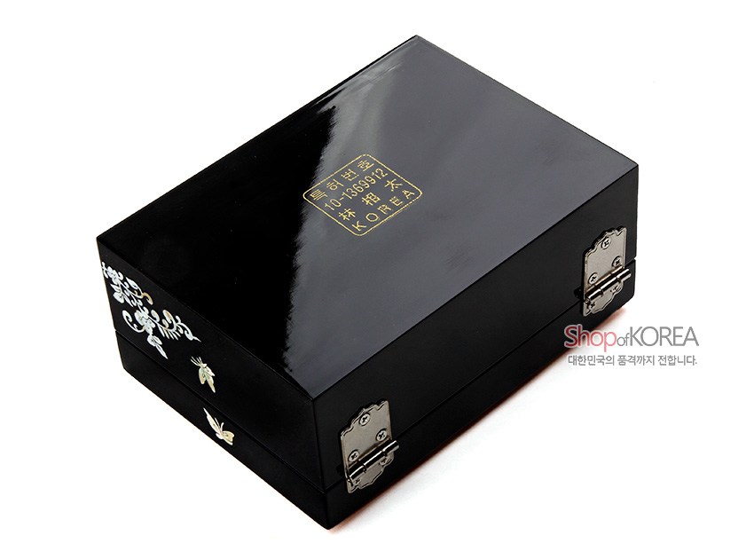 [텍스트: 특허출원 10-365912 KOREA, Shop of KOREA 대한민국의 품격까지 전합니다.] 흑색 옻칠 표면에 금색 문자 인쇄와 측면 자개 나비·꽃 상감, 금속 경첩 장식이 더해진 직사각 보석함