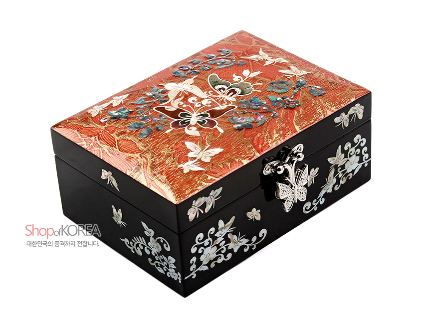 [텍스트: Shop of KOREA 대한민국의 품격까지 전합니다.] 적색 비단 바탕 위 자개 상감 나비·꽃 문양과 옻칠된 흑색 측면, 금속 나비 잠금장식이 조화를 이룬 보석함