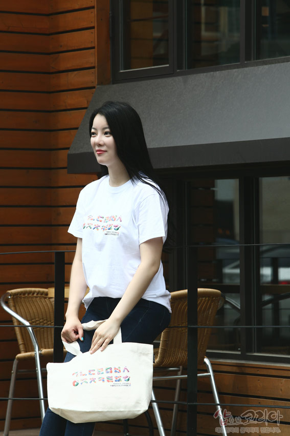 [텍스트: HANGEUL CONSONANTS] 흰색 면 티셔츠와 에코백에 다채로운 색상의 한글 자음 가로 배열을 입체발포 기법으로 프린트한 캐주얼한 디자인 모습