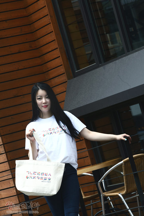 [텍스트: ㄱ ㄴ ㄷ ㄹ ㅁ ㅂ ㅅ ㅇ ㅈ ㅊ ㅋ ㅌ ㅍ ㅎ] 흰색 면 티셔츠와 에코백에 다채로운 색상의 한글 자음 가로 배열 입체발포 프린트가 조화를 이루는 모습