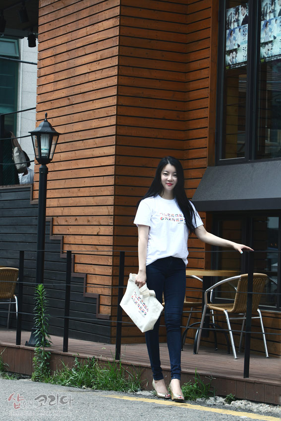 [텍스트: ㄱ ㄴ ㄷ ㄹ ㅁ ㅂ ㅅ ㅇ ㅈ ㅊ ㅋ ㅌ ㅍ ㅎ] 흰색 면 티셔츠에 다채로운 색상 한글 자음을 가로로 입체 발포 인쇄한 캐주얼 스타일 연출 모습