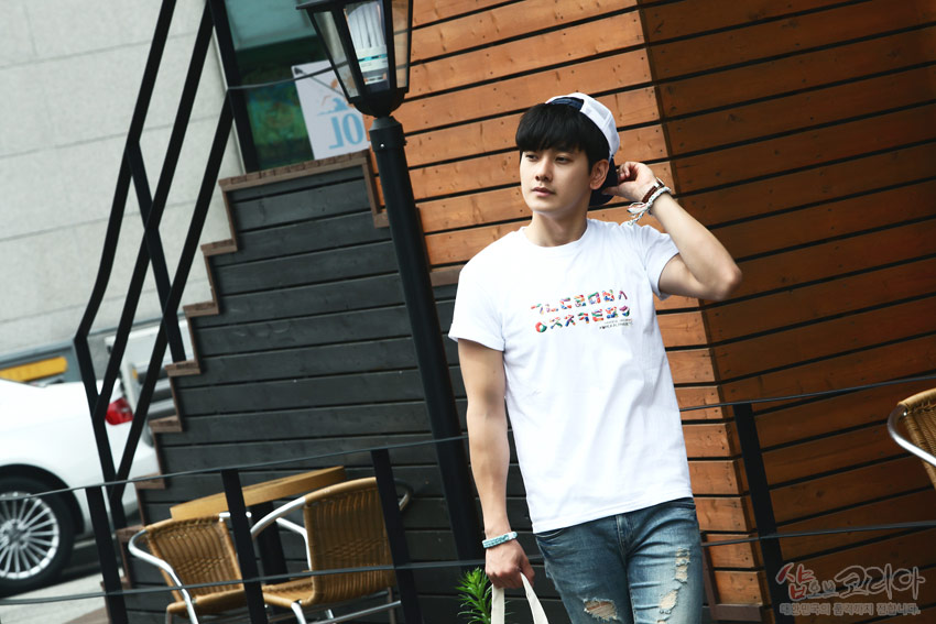 [텍스트: 기쁨으로하나된우리아리랑] 흰색 면 티셔츠에 다채로운 색상의 한글 자음 문양을 입체발포 기법으로 가로 배열한 디자인