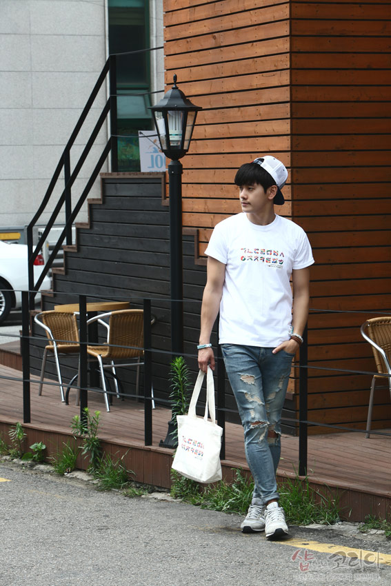 [텍스트: ㄱㄴㄷㄹㅁㅂㅅ ㅇㅈㅊㅋㅌㅍㅎ] 흰색 면 티셔츠 전면에 다채로운 색상의 한글 자음을 가로로 배열한 입체발포 프린트 장식