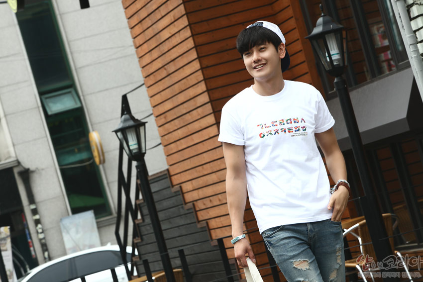 [텍스트: 확인 불가] 흰색 면 티셔츠 가슴 부분에 다채로운 색상의 한글 자음이 가로로 배열된 3D 입체 발포 프린트 디자인 모습