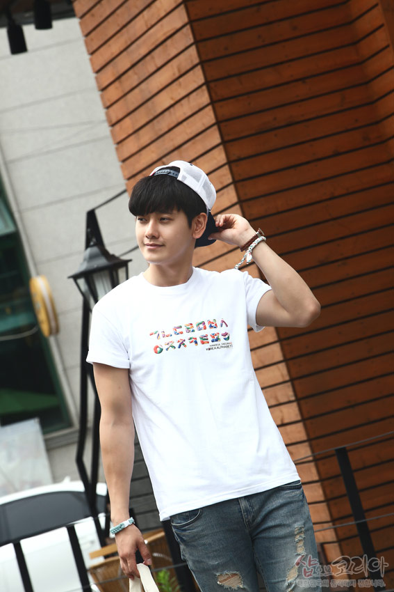 [텍스트: HANGEUL ALPHABET] 흰색 면 티셔츠 가슴 부분에 다채로운 색상의 한글 자음을 가로로 배치한 입체발포 프린트 디자인