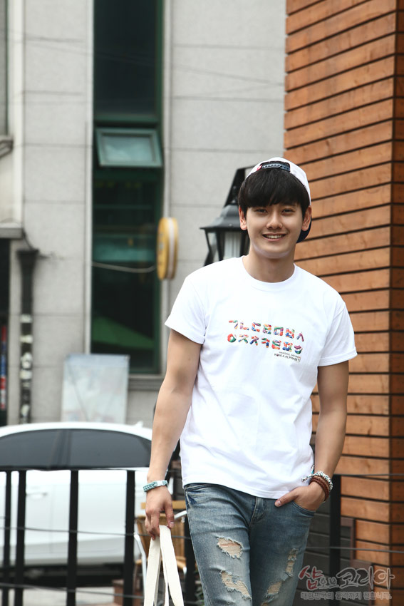 [텍스트: 가나다라마바사 아자차카타파하] 흰색 면 티셔츠 위 다채로운 색감의 한글 자음 가로 배열 입체발포 프린트 디자인