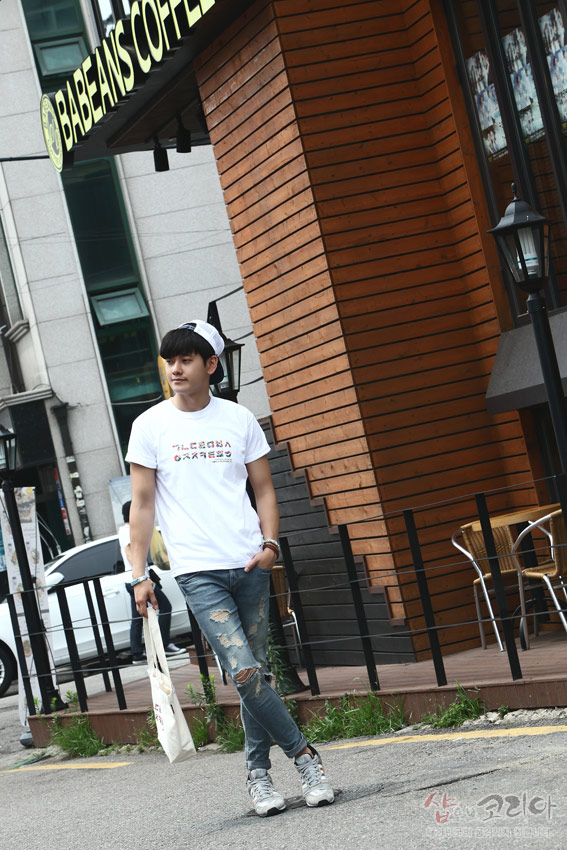 [텍스트: BABEANS COFFEE] 흰색 면 티셔츠에 다채로운 색상 한글 자음을 가로로 배열한 입체 발포 프린트가 적용된 캐주얼 스트리트 연출 이미지