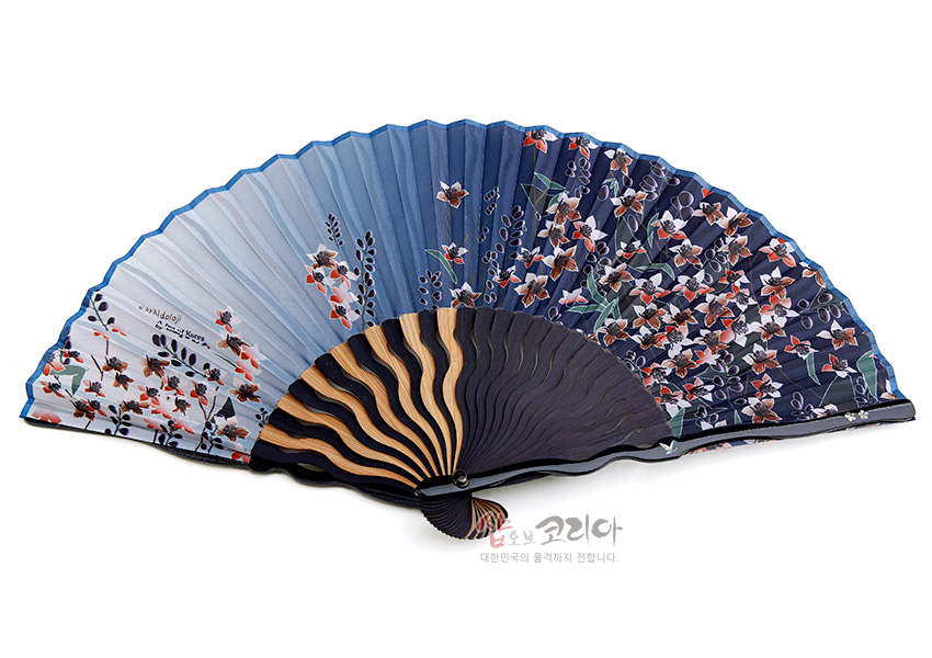 [텍스트: shopofkorea] 남색과 하늘색 그라데이션 실크천에 도라지 꽃문양을 촘촘히 배치한 접이식 부채, 나뭇결이 살아있는 대나무살과 물결 형태 살대 디자인이 어우러진 구성