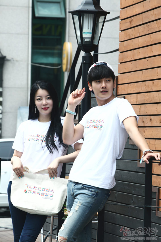 [텍스트: ㄱㄴㄷㄹㅁㅂㅅㅇㅈㅊㅋㅌㅍㅎ] 흰색 면 티셔츠와 에코백 위에 다채로운 색상의 한글 자음을 입체 발포 기법으로 가로 배열한 디자인 연출