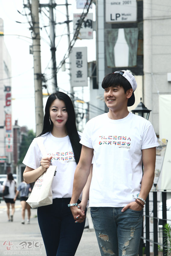 [텍스트: 샵오브코리아] 흰색 면 티셔츠 위 한글 자음을 다채로운 색상으로 가로 배열한 3D 입체발포 프린트 디자인 연출 이미지