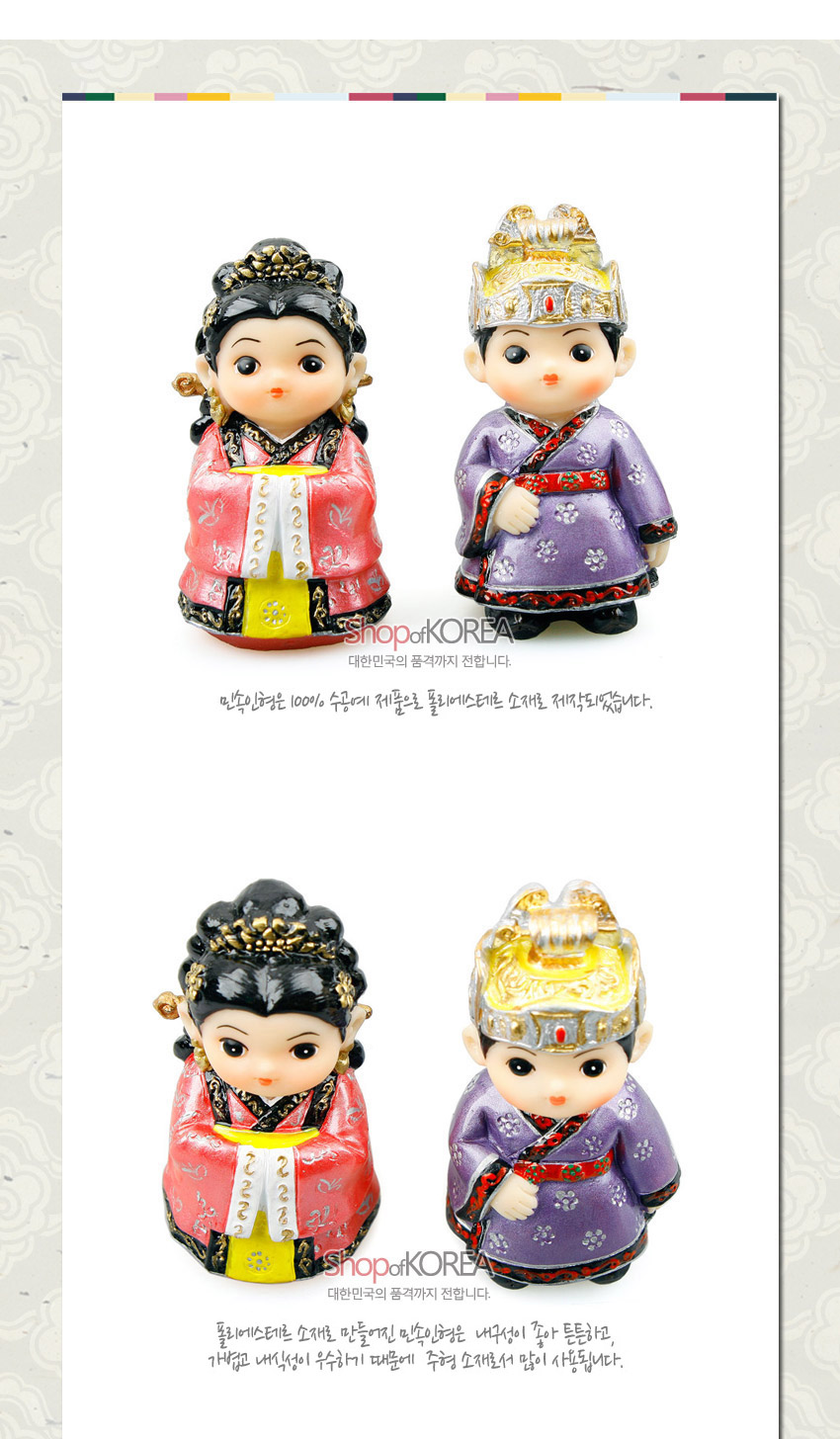 [텍스트: Shop of KOREA 대한민국의 품격까지 전합니다. 민속인형은 100% 수작업 제품으로 폴리에스터로 소재로 제작되었습니다. 폴리에스터로 소재로 만들어진 민속인형은 내구성이 좋아 튼튼하고, 가볍고 내색성이 우수하기 때문에 주얼리 소품으로 많이 사랑됩니다.] 분홍·보라색 비단 느낌 옷감 위 금색 왕관과 장식, 은색 꽃문양과 검은 머리 장식이 돋보이는 고려 왕과 왕비 마블 인형 세트 모습