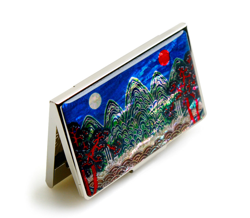 자개 상감 기법으로 일월오봉도 산수와 해·달, 소나무 문양을 표현한 금속 테두리 명함집, 청색 바탕의 화려한 색감이 돋보이는 디자인