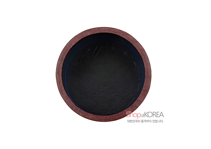 [텍스트: ShopofKOREA 대한민국의 품격까지 전합니다.] 나무 재질 원통형 연필꽂이 상단을 위에서 본 모습, 붉은 갈색 테두리와 검은색 내부 대비가 돋보이는 디자인