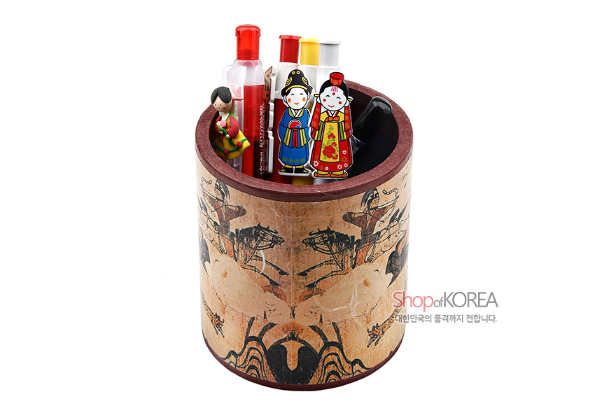 [텍스트: Shop of KOREA 대한민국의 품격까지 전합니다.] 목재 원통형 연필꽂이에 갈색·베이지 배경 수렵도 문양 인쇄, 전통 사냥 장면과 말, 인물 실루엣 장식 특징