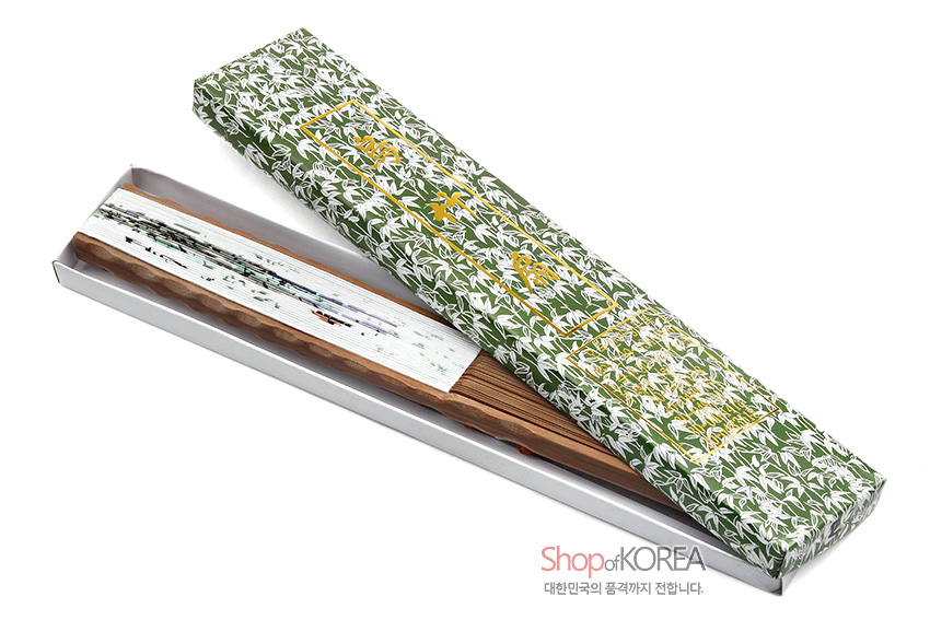 [텍스트: Shop of KOREA 대한민국의 품격까지 전합니다.] 대나무살 위 흰 종이 부채와 녹색 대나무 문양 종이 케이스가 함께 놓인 구성 이미지