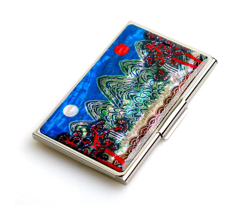 자개 상감 기법으로 일월오봉도 산수와 해·달, 소나무를 표현한 화려한 금속 명함집, 청색과 적색 대비가 돋보이는 디자인
