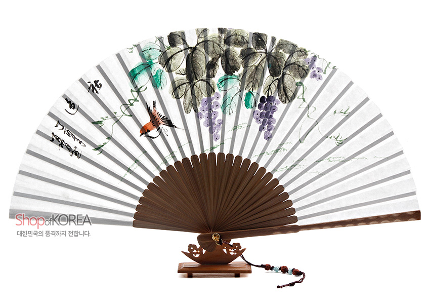 [텍스트: Shop of KOREA 대한민국의 품격까지 전합니다.] 한지 위 수묵채색 포도와 새 민화풍 문양, 대나무 살대와 나무 받침, 전통 매듭 장식 술이 조화된 오죽선 디자인