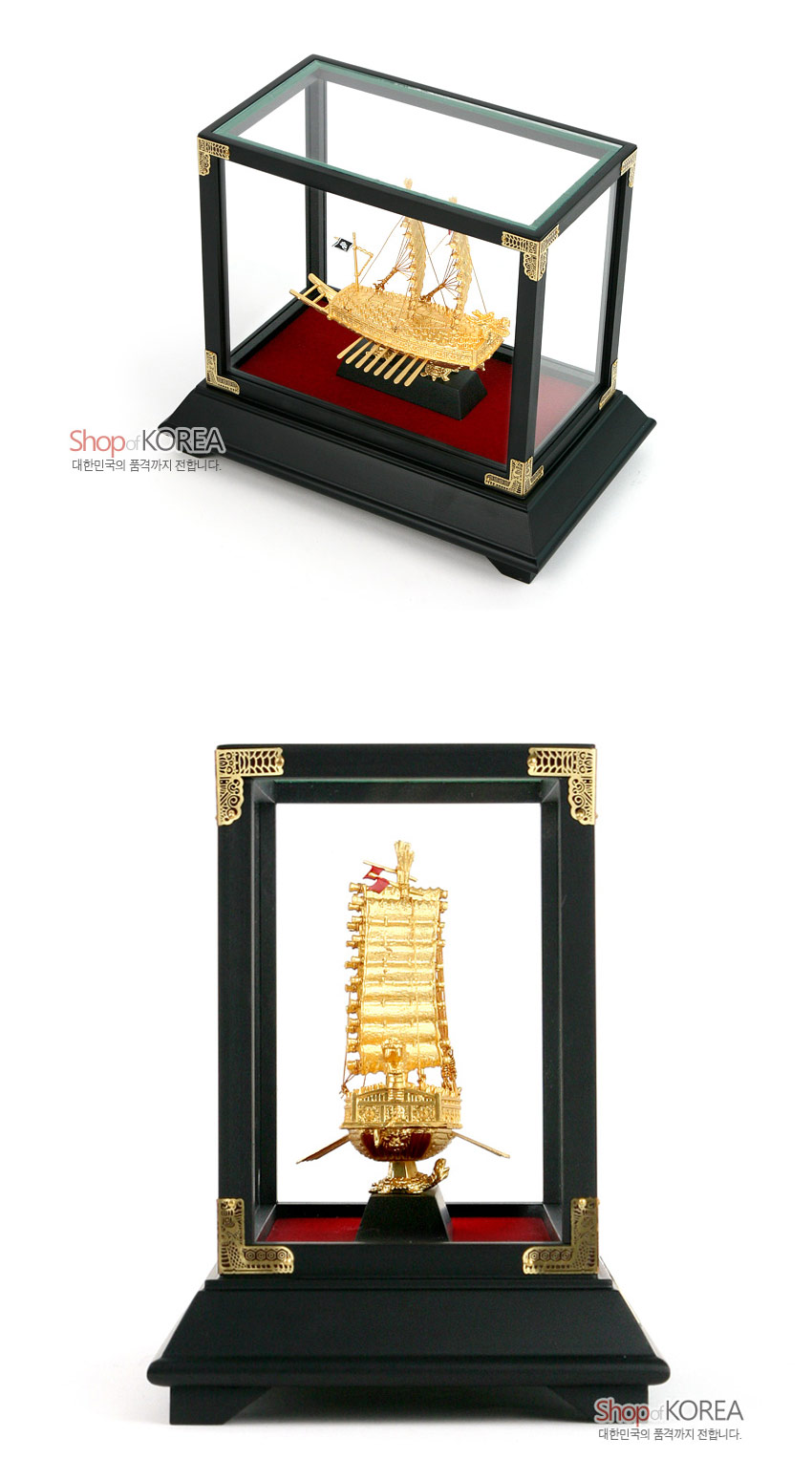[텍스트: Shop of KOREA, 대한민국의 품격까지 전합니다.] 금속 재질 금빛 거북선 모형과 흑색 목재 받침, 모서리 금장 장식, 붉은 펠트 바닥의 유리 케이스 조합 이미지