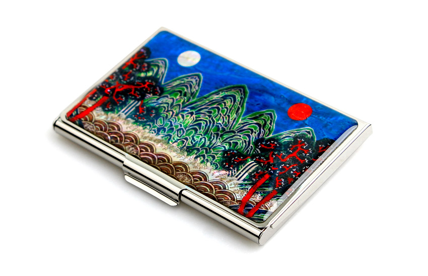 푸른 배경 위 자개 상감 기법으로 표현된 일월오봉도 산수와 해·달, 소나무와 파도 문양이 돋보이는 금속 명함집 디자인