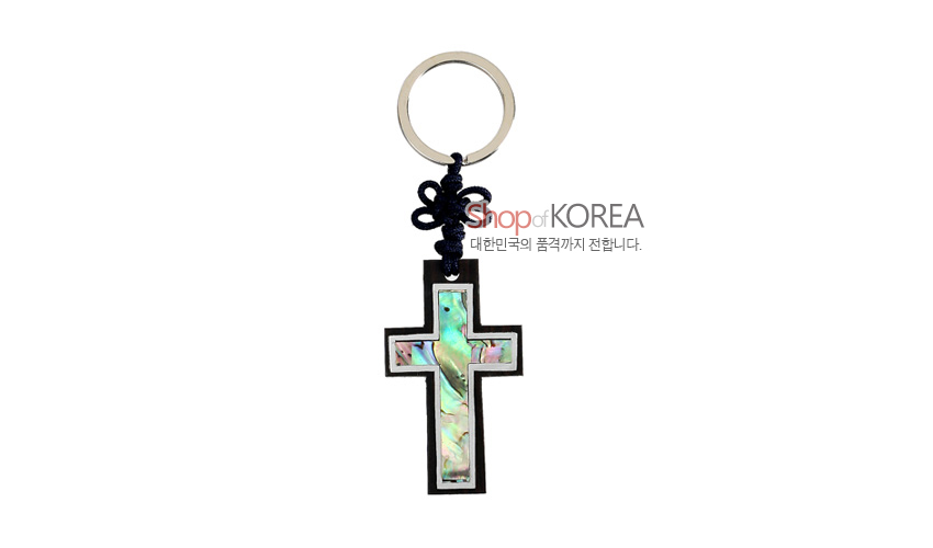 [텍스트: Shop of KOREA 대한민국의 품격까지 전합니다.] 흑단 테두리에 오색 자개 상감된 십자가 장식과 남색 전통 매듭, 금속 링이 조화를 이룬 열쇠고리 디자인