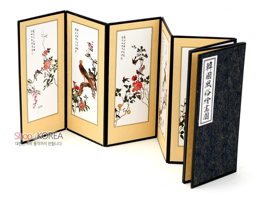 [텍스트: Shop of KOREA, 대한민국의 품격까지 전합니다. / 韓國風俗繪畵圖] 실크 재질 8폭 미니 병풍, 연한 금색 바탕 위 수묵채색 화조도와 한시 서예, 검은 테두리 장식의 전통 문양 병풍