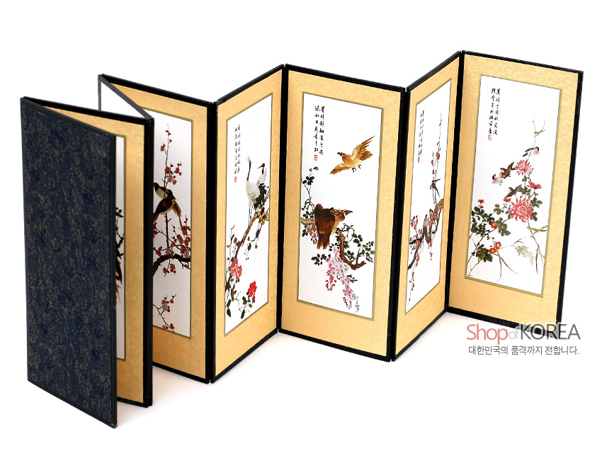 [텍스트: Shop of KOREA 대한민국의 품격까지 전합니다.] 실크 재질 8폭 미니 병풍, 금색 바탕 위 수묵채색 화조도와 한시 서예, 검은 테두리 장식의 전통 공예품 이미지 설명