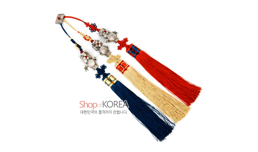 [텍스트: Shop of KOREA 대한민국의 품격까지 전합니다.] 은제 호랑이 장식과 전통 매듭, 적·황·청 삼색 술이 조화를 이루는 삼작투호 노리개 장식