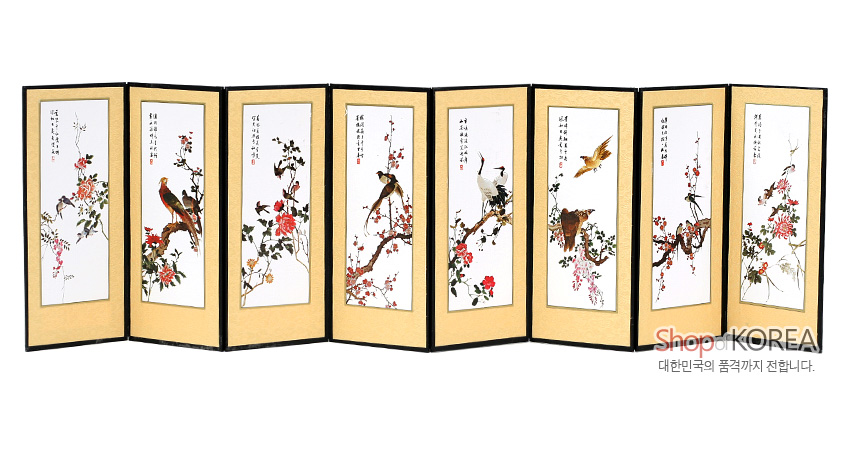 [텍스트: ShopKOREA 대한민국의 품격까지 전합니다.] 비단 재질 8폭 병풍, 연한 금색 바탕에 수묵채색 기법 화조도와 한시 서예가 조화를 이룬 전통 실크 장식 병풍 이미지 설명