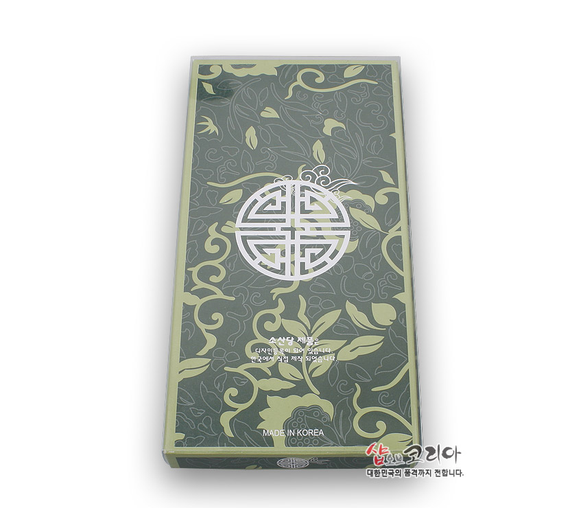 [텍스트: 소산당 제품은 디자인 특허 출원 되어 있습니다. 한국에서 직접 제작 되었습니다. MADE IN KOREA] 전통 연화문과 길상문 원형 문양 장식의 종이 패키지 디자인