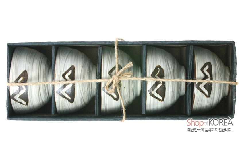 [텍스트: Shop of KOREA 대한민국의 품격까지 전합니다.] 옅은 회백색 도자기 소주잔에 갈색 산 문양을 수묵화풍으로 둘레 장식하고, 종이 상자와 마끈 포장 구성