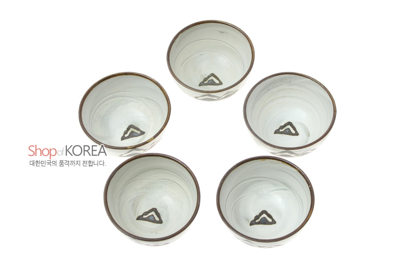 [텍스트: Shop of KOREA 대한민국의 품격까지 전합니다.] 옅은 회백색 도자기 재질에 갈색 테두리를 두르고 잔 바닥에 산 모양 수묵화풍 문양을 그린 소주잔 5p 구성 이미지 설명
